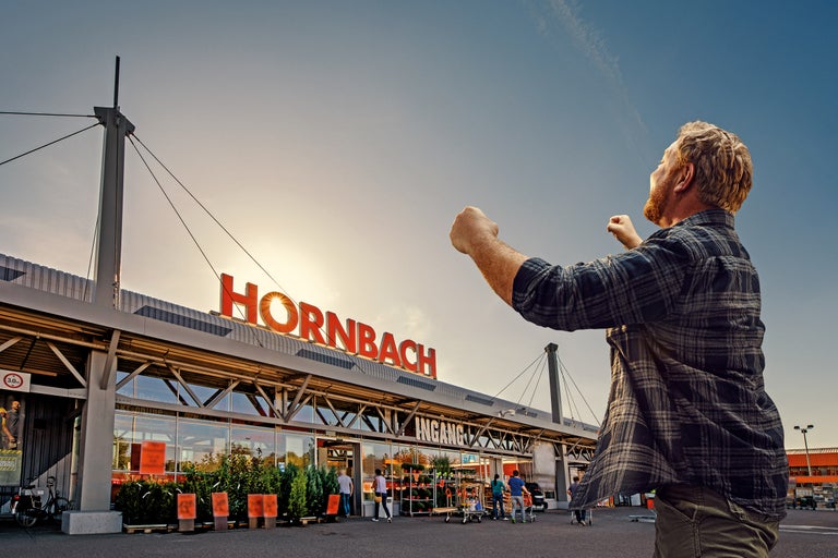 Utomhusvy av en Hornbach-byggmarknad med kund