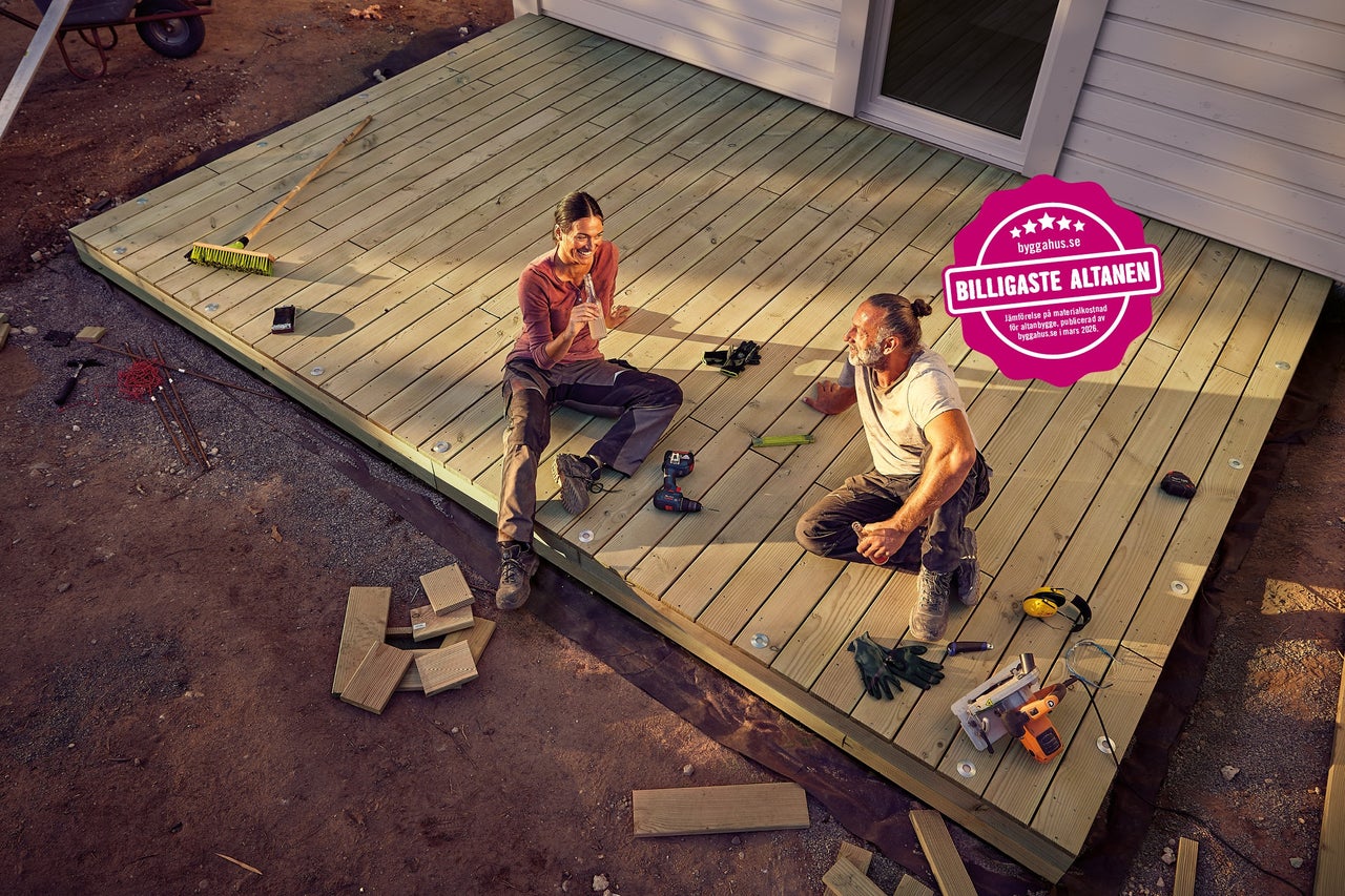 Två personer sitter på en träterrass under byggarbete.