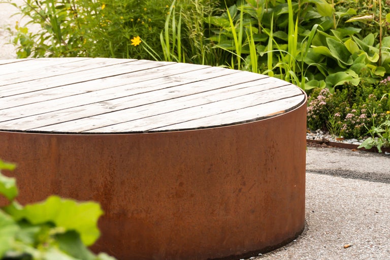 Sittplats i cortenplåt i trädgården