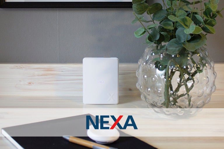 Nexa Bridge för hemautomation bredvid en vas med dekoration på ett bord