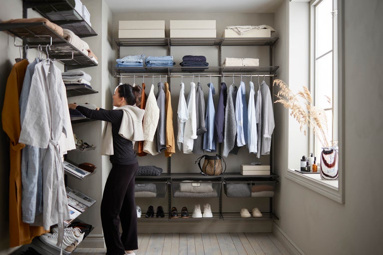 Garderob med hyllsystem och kläder