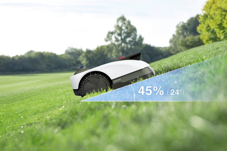 Robotgräsklippare på en gräsmatta i en sluttning med en lutning på 45 procent eller 24 grader.