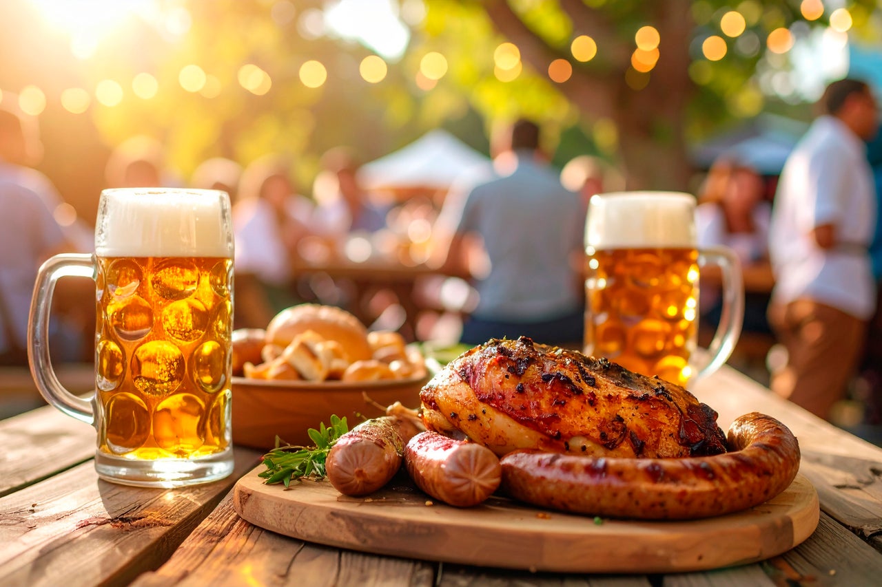 Ölsejdel och grillat på ett träbord utomhus