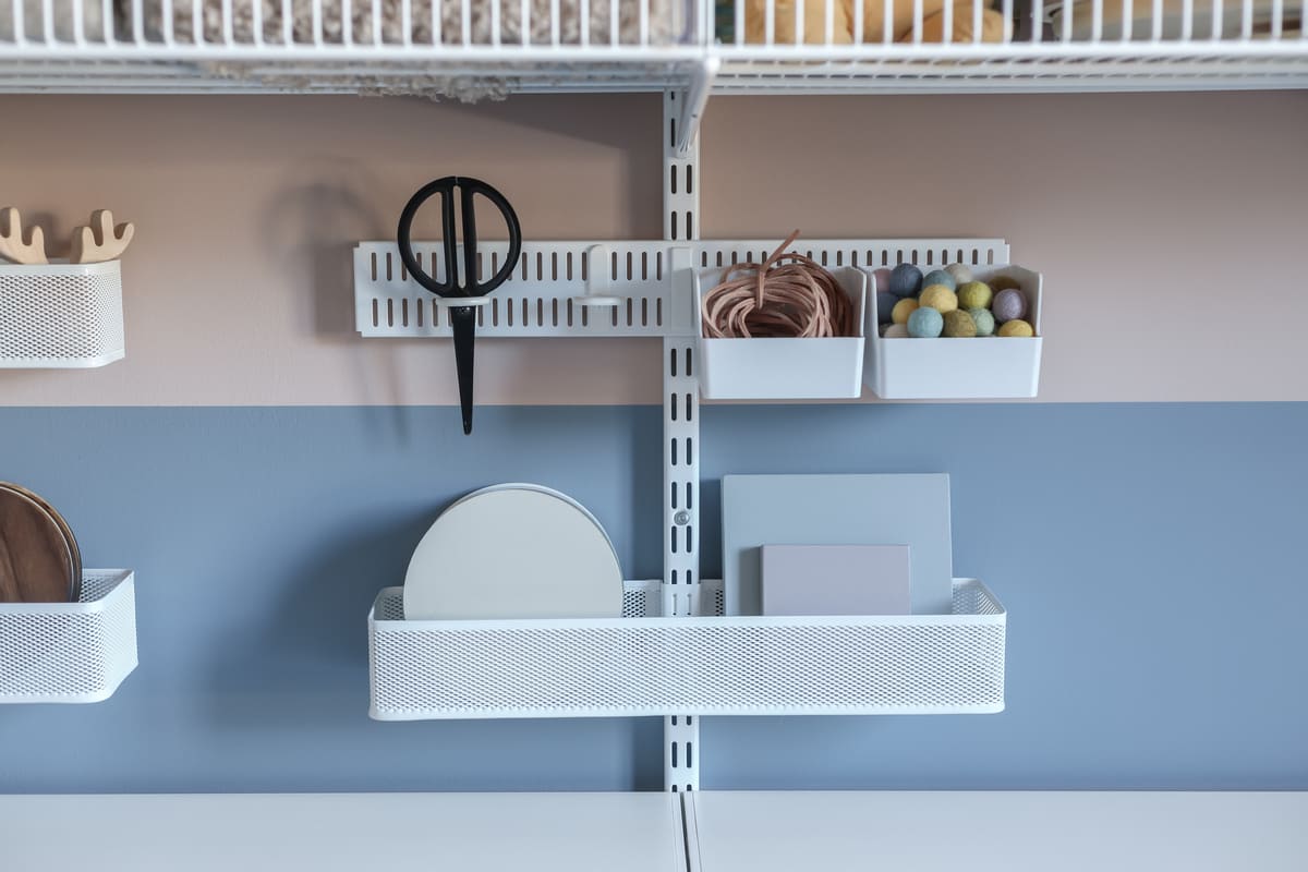 Hyllsystem med förvaringskorgar, sax och dekorativa föremål för väggmontering