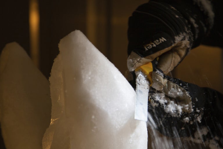 Isskulptur bearbetas med verktyg