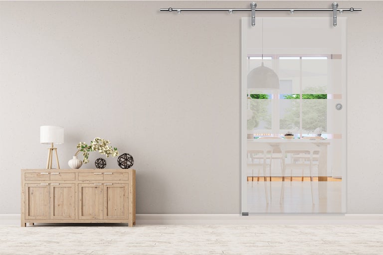 Vardagsrum med byrå och skjutdörr i glas