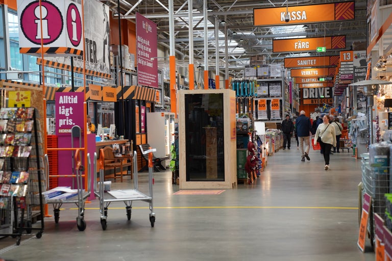 Interiör av en Hornbach-butik med gångar, produkter och kunder