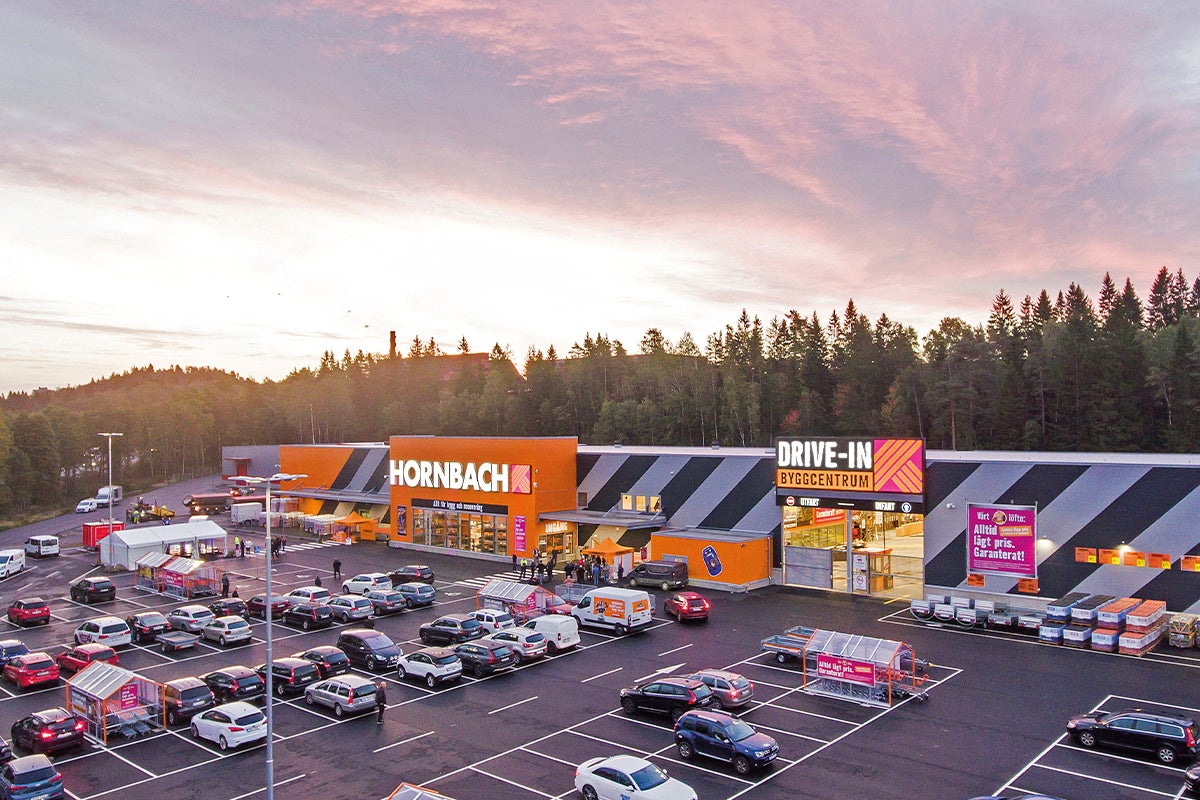 Utomhusvy av ett Hornbach-byggvaruhus med parkeringsplats