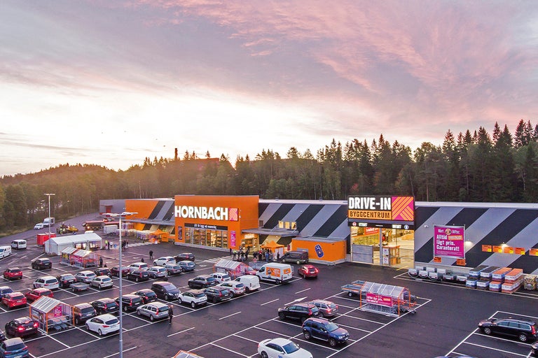 Utomhusvy av ett Hornbach-byggvaruhus med parkeringsplats
