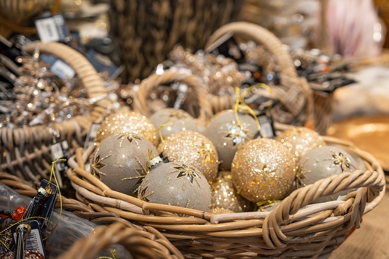 Dekorativa julgranskulor i en korg