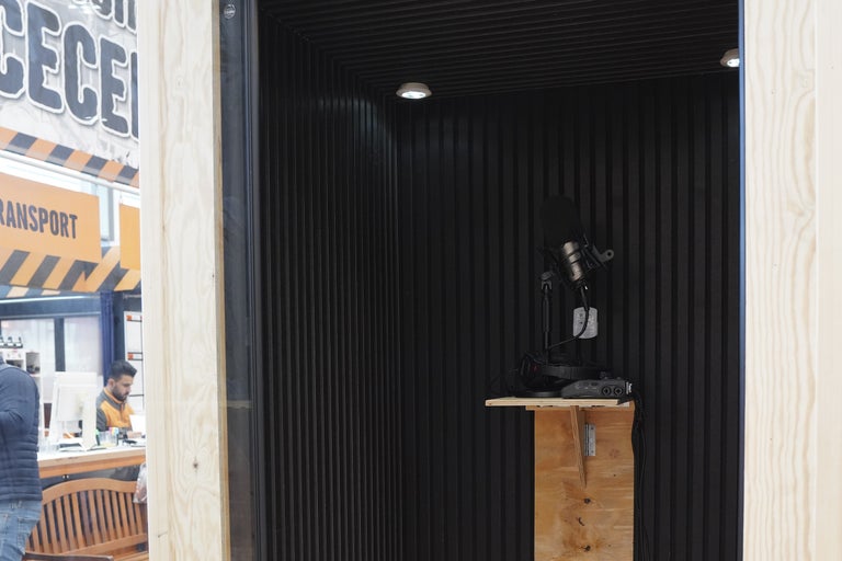 Ljudisolerad kabin med mikrofon för inspelningar