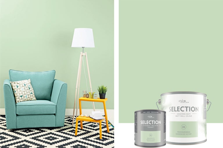 Vardagsrum med fåtölj, golvlampa, dekoration och två färgburkar
