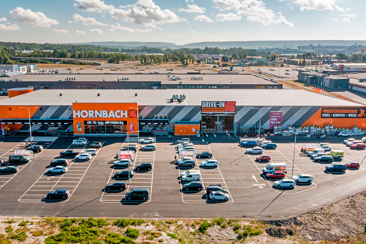 Utomhusvy av en Hornbach byggmarknad med parkeringsplats