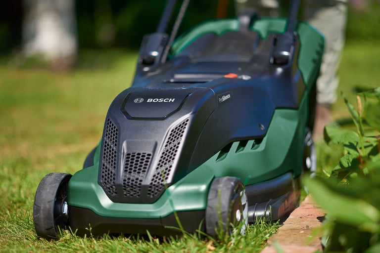 Bosch gräsklippare på gräsmatta