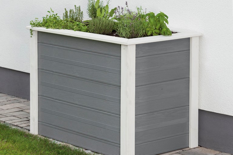 Pallkrage av trä planterad med örter