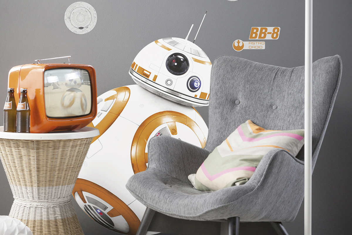 Dekorativ interiör med Star Wars BB-8 väggdekal, fåtölj, bord och retro-TV