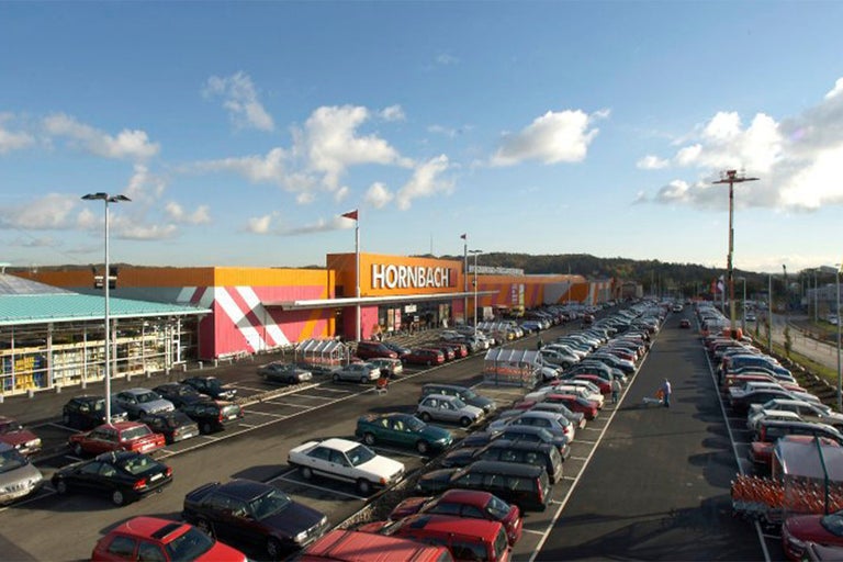 Utomhusvy av en Hornbach-byggmarknad med parkeringsplats