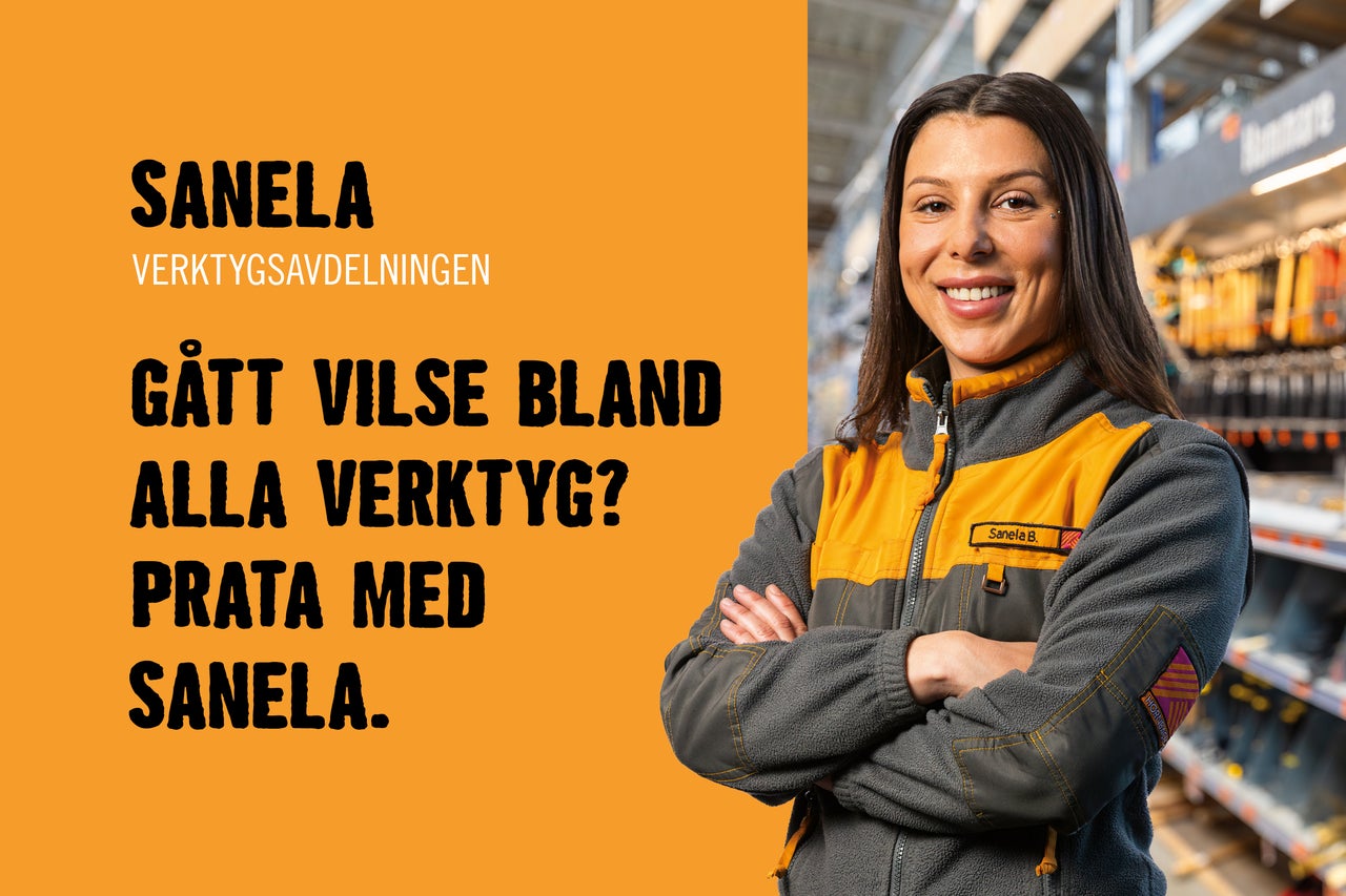 Ett foto av Sanela från verktygsavdelningen på Hornbach. Hon står framför en hylla med verktyg.