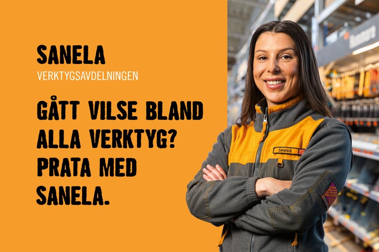 Ett foto av Sanela från verktygsavdelningen på Hornbach. Hon står framför en hylla med verktyg.