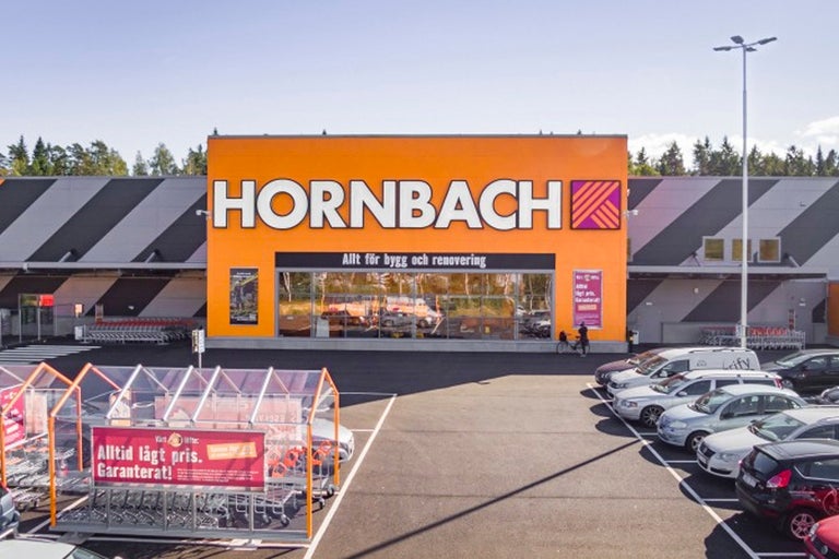 Exteriör av en Hornbach byggmarknad med parkeringsplats