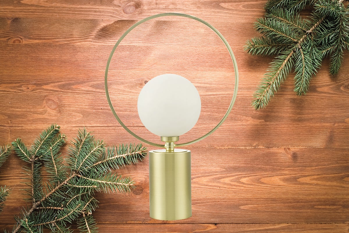 Dekorativ bordslampa med cirkelformad design och sfärisk lampskärm