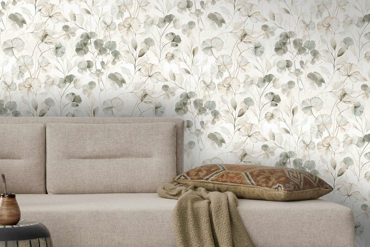 Vardagsrum med blommig tapet och beige soffa