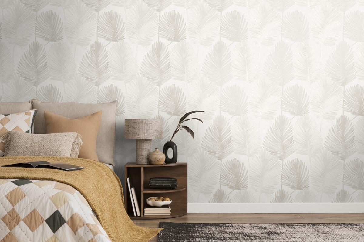 Sovrum med nonwoven tapet med palmbladsmönster, beige och ljus väggdesign med modernt nattduksbord och överkast.