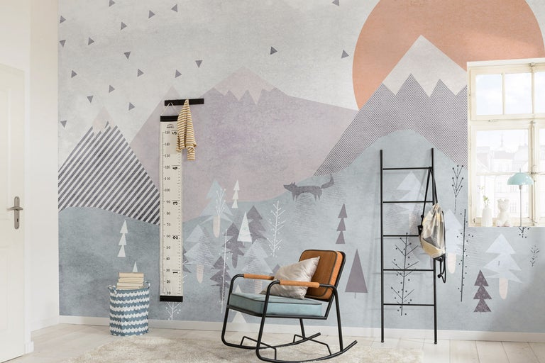 Barnrum med berglandskapstapet, mätsticka, gungstol och stegshylla