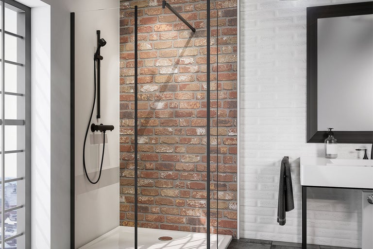Ljust badrum med dusch, handfat och spegel i modern design