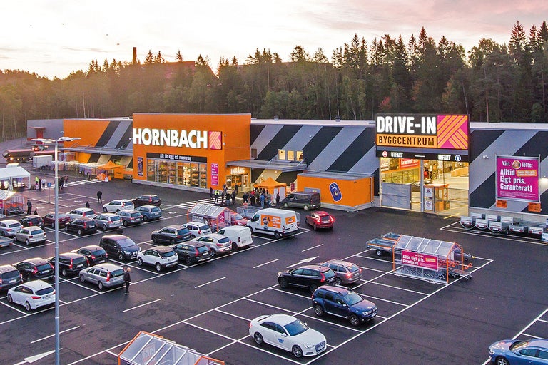 Exteriör av Hornbachs byggmarknad med parkeringsplats