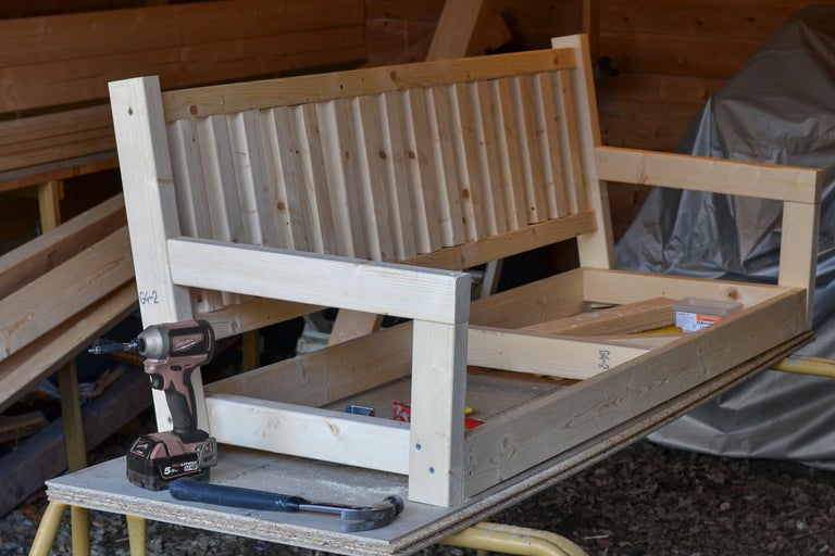 Obehandlad träbänk med borr och hammare