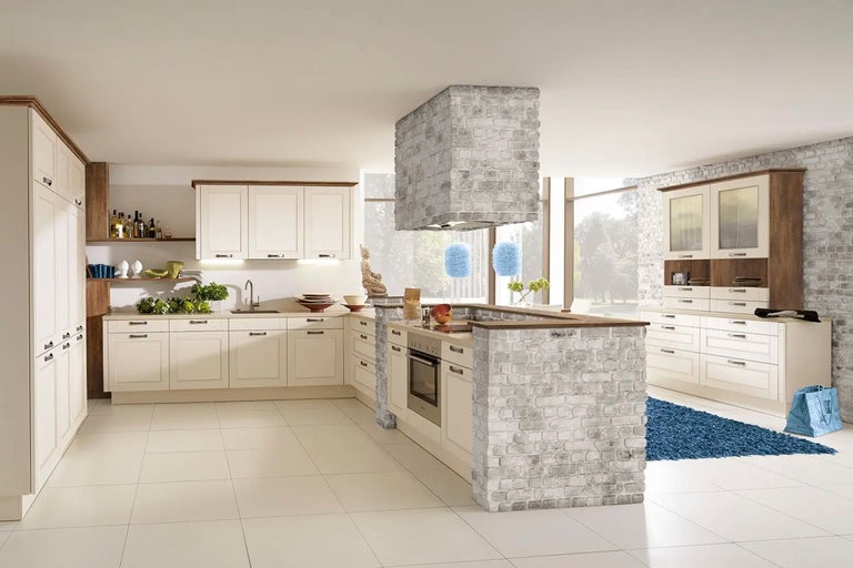 Rymligt kök med köksö och spisfläkt i sten