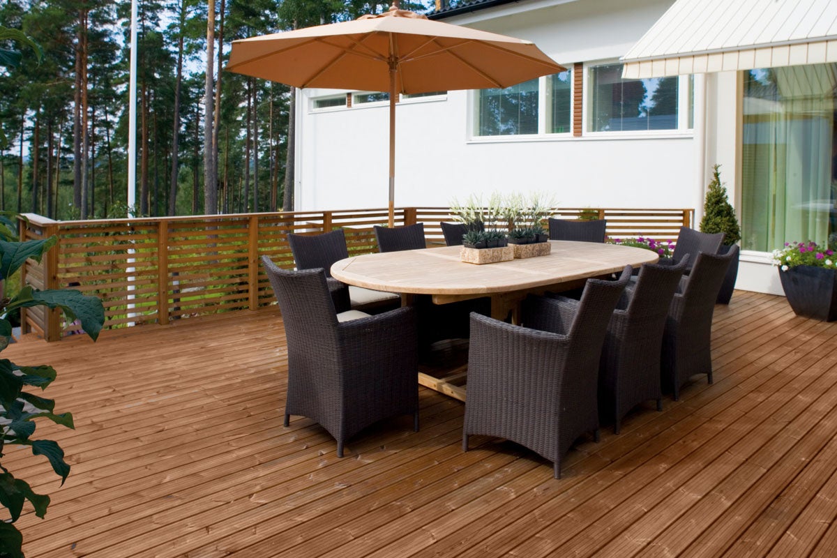 Matgrupp med parasoll på träterrass