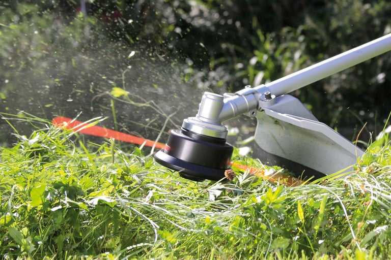 Grästrimmer används för att klippa gräs