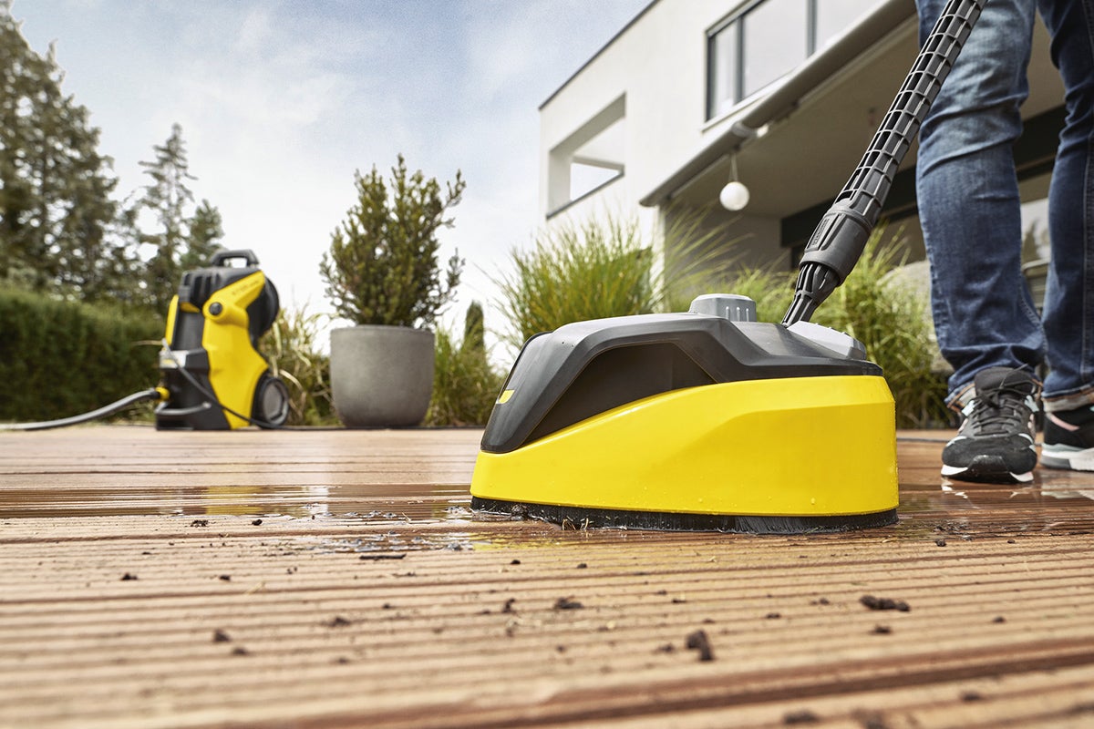 Högtryckstvätt med altantvätt utomhus på en träaltan