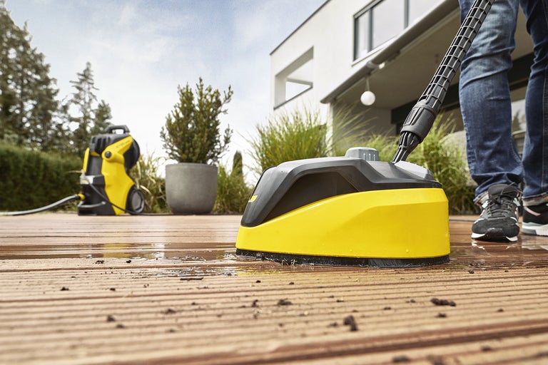 Högtryckstvätt med altantvätt utomhus på en träaltan