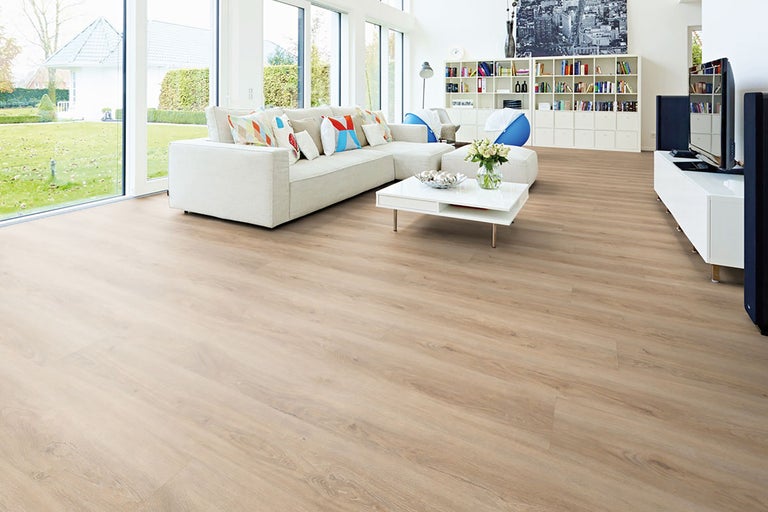 Ljust vardagsrum med laminatgolv, soffa, soffbord och hyllor