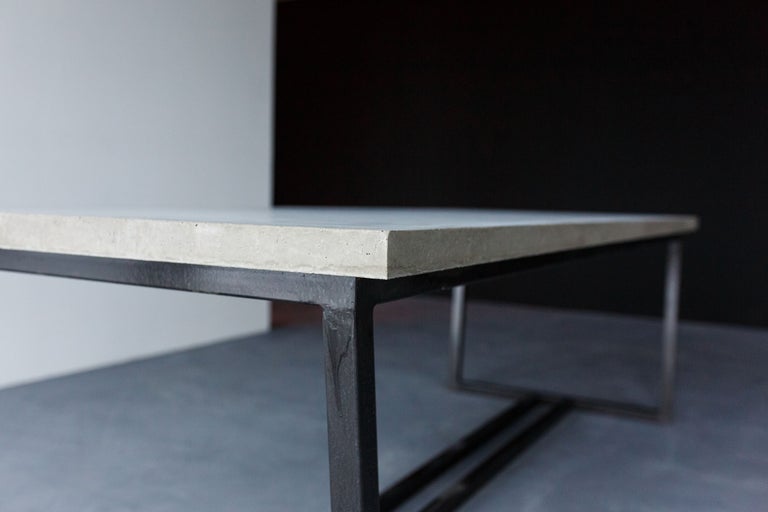 Bord med betongskiva och svart metallram