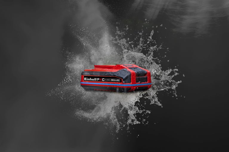 Einhell Power X-Change 18 Volt 4,0 Ah SEALED batteri, damm- och vattenskyddat, visas med vatten- och dammstänk.