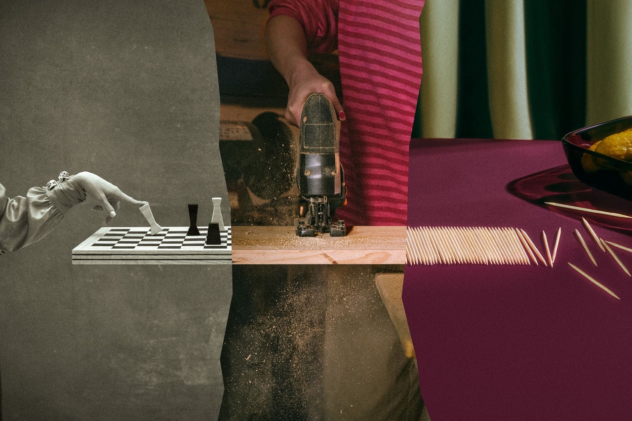 Collage av tre scener: en hand som spelar schack, en person som sågar trä med en sticksåg och tandpetare på ett bord.
