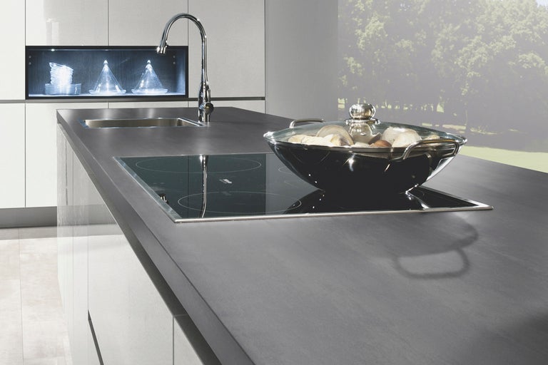 Diskho, armatur, spishäll och wok på en köksbänk