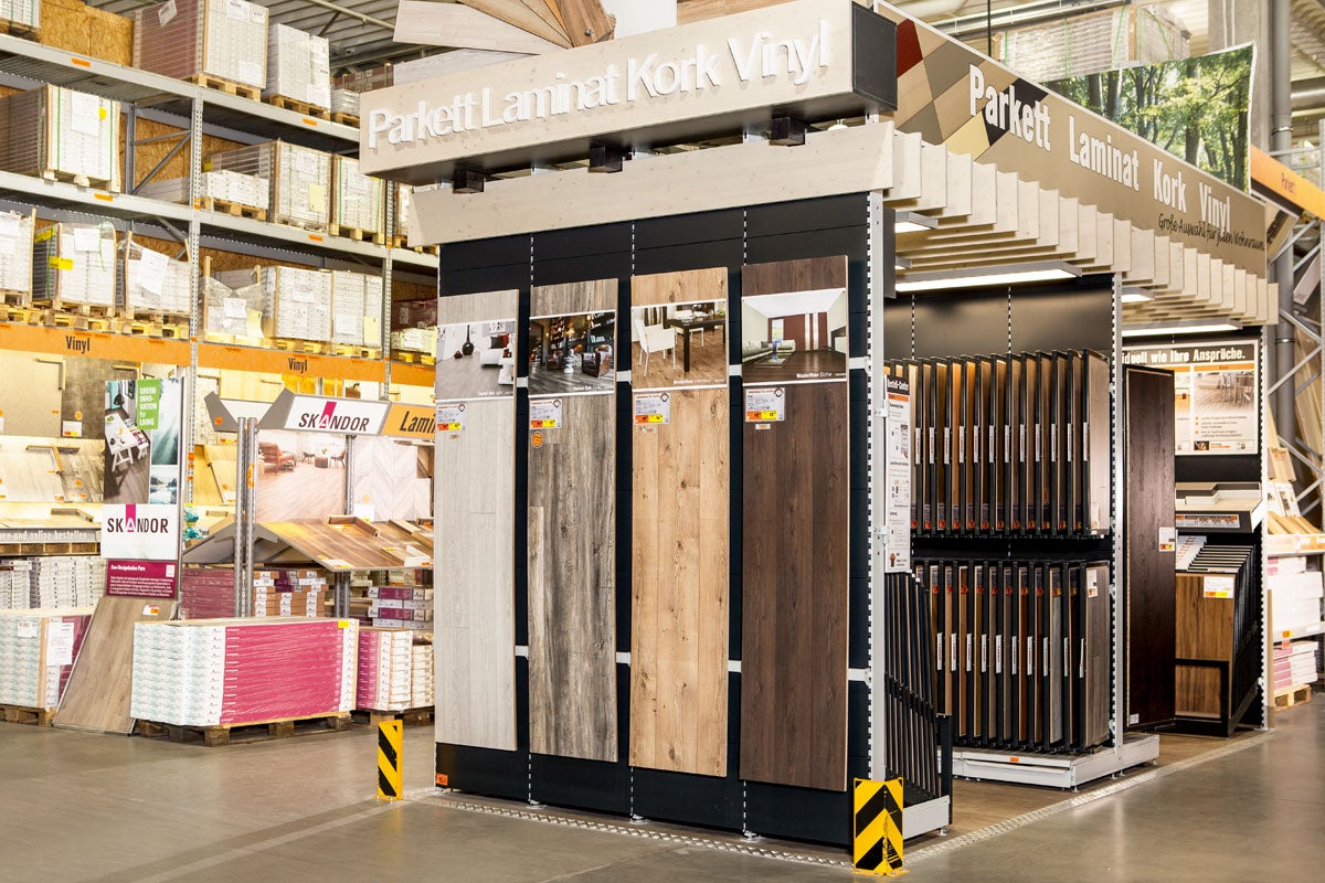 Presentation av parkett, laminat, kork och vinylgolv i Hornbach-butiken.