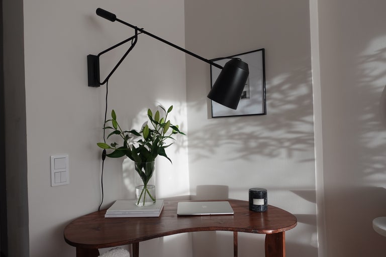 Rum med skrivbord, lampa och dekorationer