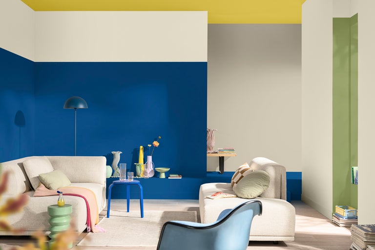 Vardagsrum med soffa, bord och färgade väggar