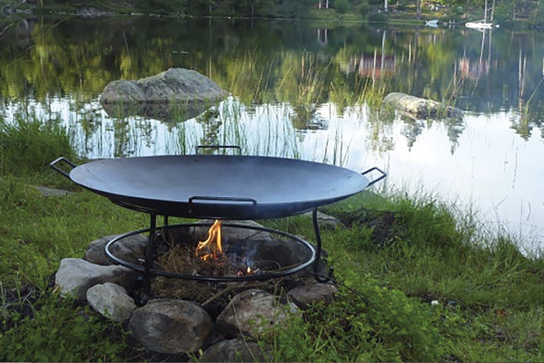Eldstad med grillplatta vid sjön