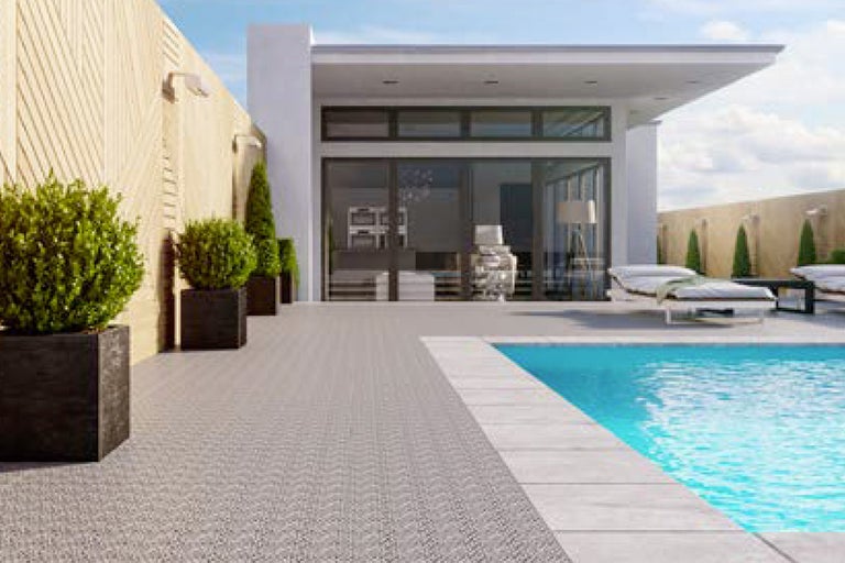 Uteplats med pool, terrassplattor, växtlådor och solstolar