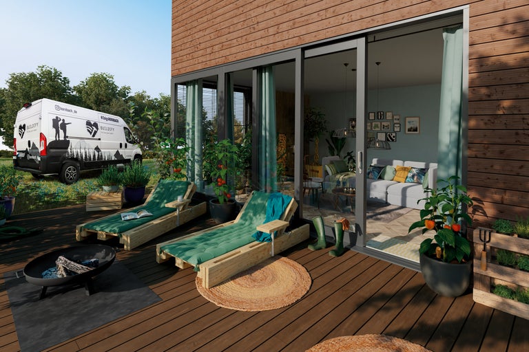 Terrass med träbeklädnad, skjutdörr till vardagsrummet, solstolar, eldstad, växter och Hornbach-skåpbil
