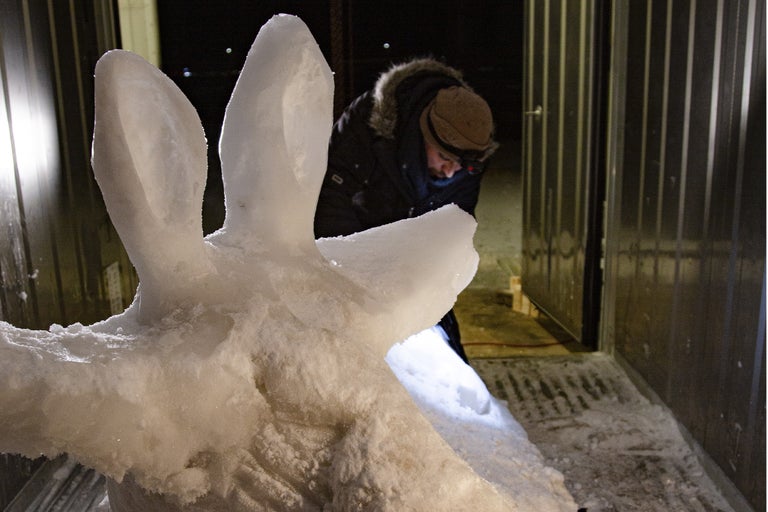 Isskulptur av en kanin med en person i närheten