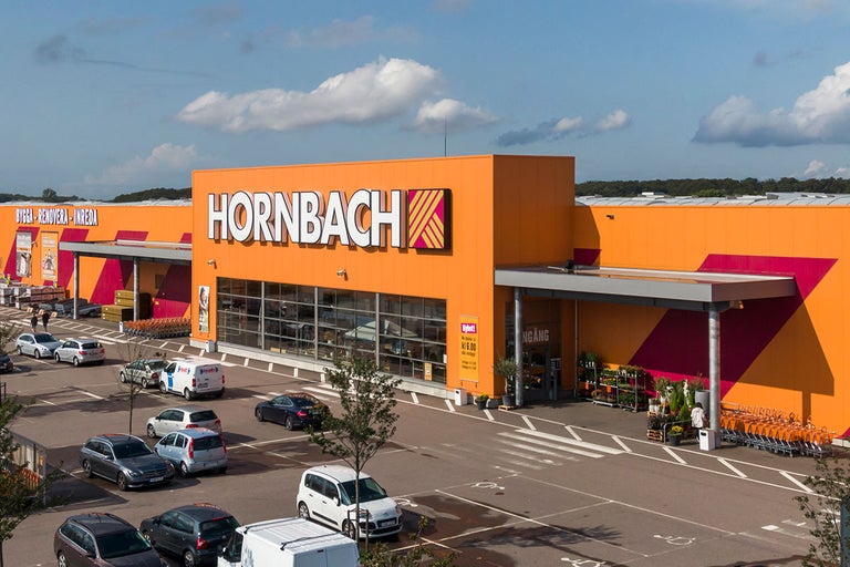 Exteriörvy av en Hornbach-byggvaruhus med parkering