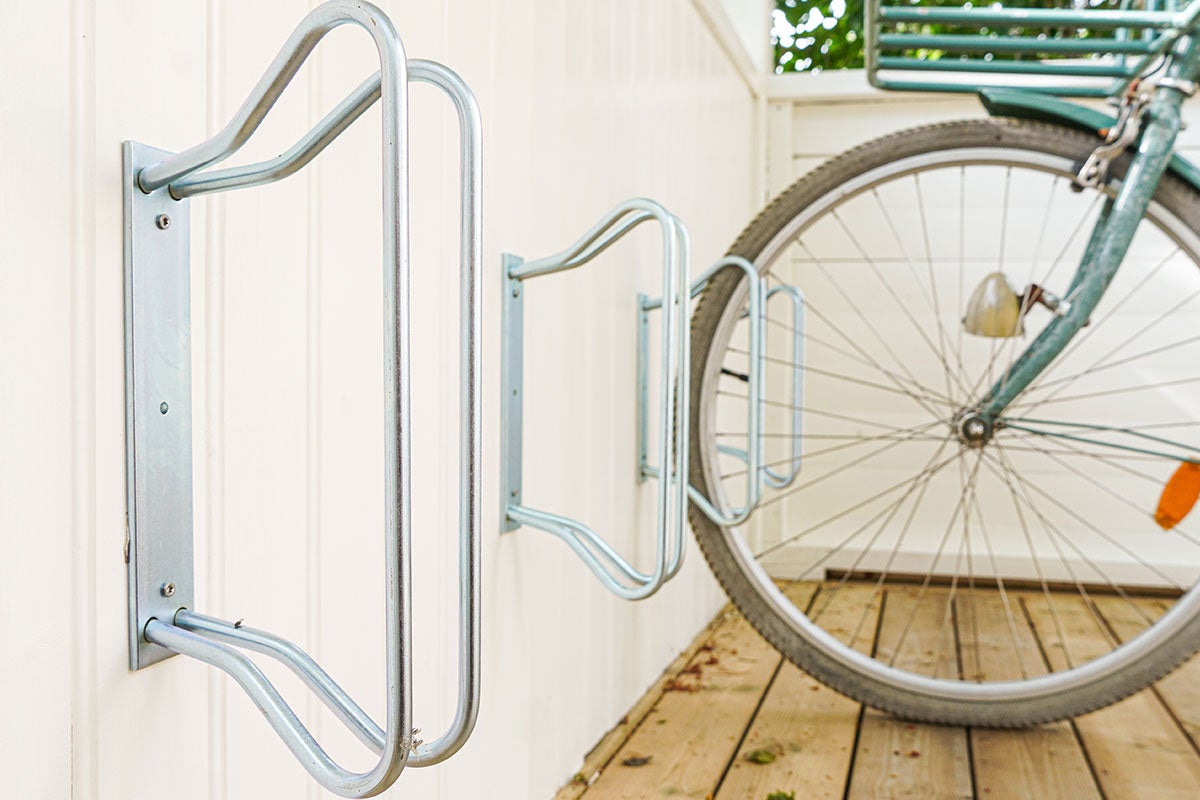 Vägghängt cykelställ med cykel
